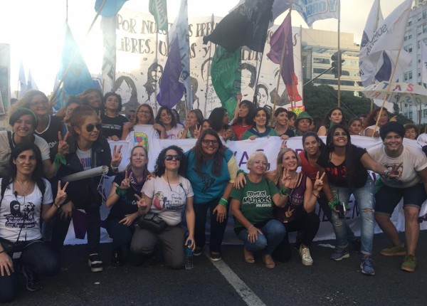 Frente Mujeres marchando 5