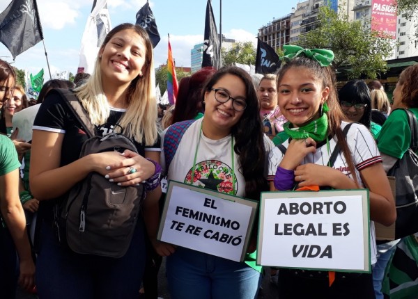 Frente Mujeres marchando 4