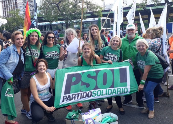 Frente Mujeres marchando 2