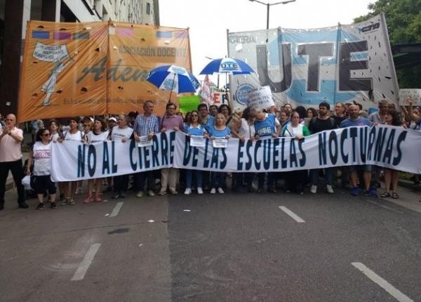 Marcha en repudio al cierre de escuelas nocturnas