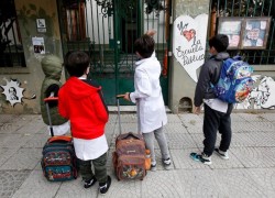 Niños en la puerta de una escuela pública